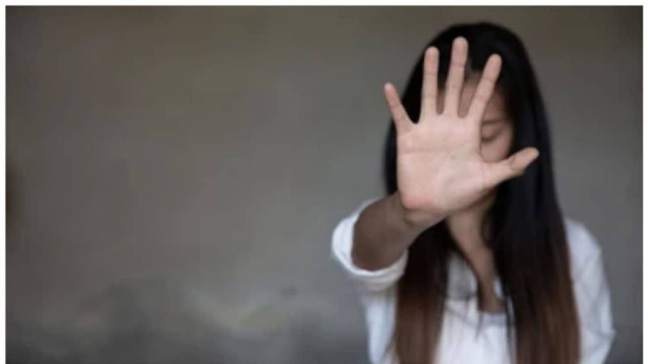 राखी बंधवाने के बाद रिश्ते में बने मामा ने दिया घिनोनी हरकत को अंजाम, मंदबुद्धि नाबालिग को जिंदगी हो गई बर्बाद राखी बंधवाने के बाद रिश्ते में बने मामा ने दिया घिनोनी हरकत को अंजाम, मंदबुद्धि नाबालिग को जिंदगी हो गई बर्बाद