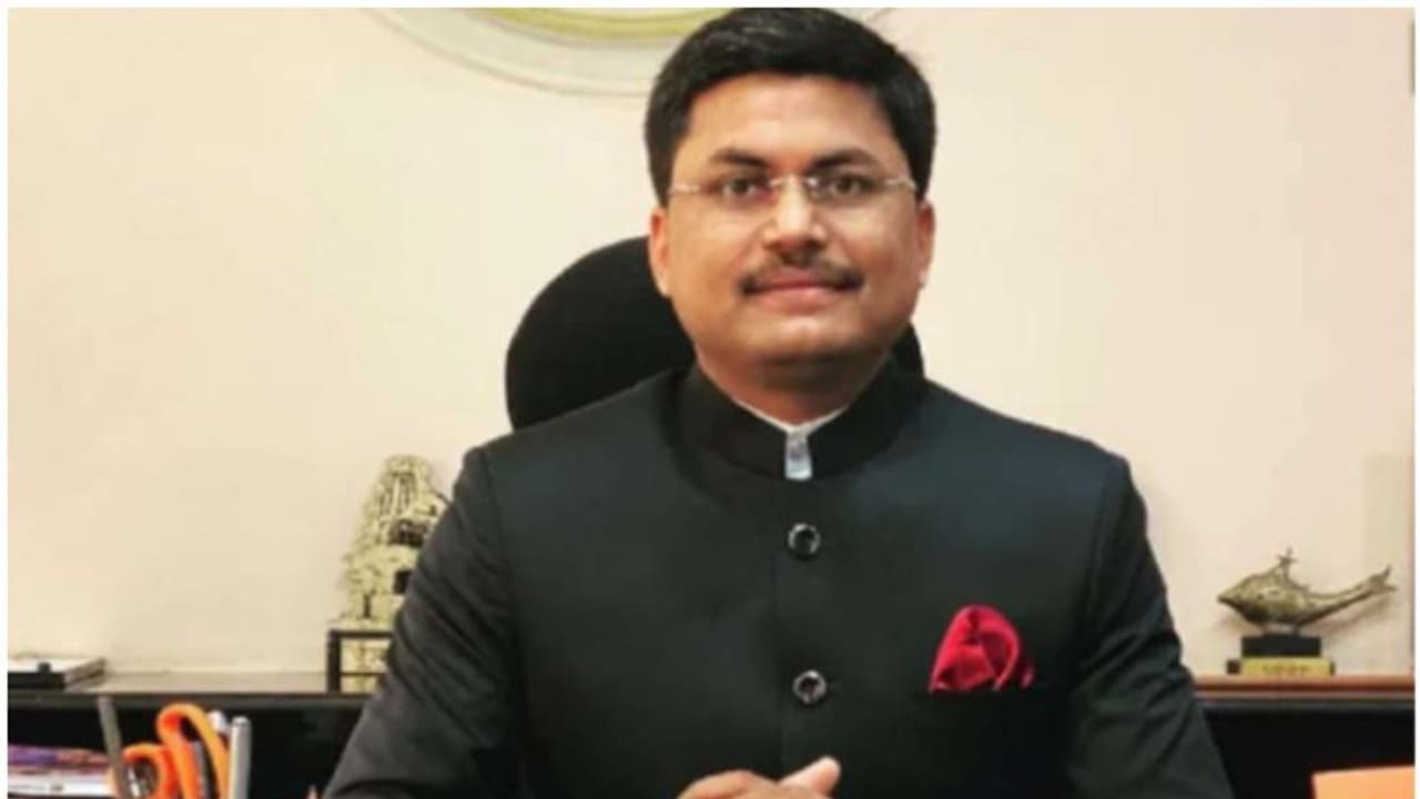 കരിയർ തെരഞ്ഞെടുക്കുന്നതിൽ ആശയക്കുഴപ്പമുണ്ടോ? നാല് ടിപ്സ് നിർദ്ദേശിച്ച് അവനീഷ് ശരൺ ഐഎഎസ് കരിയർ തെരഞ്ഞെടുക്കുന്നതിൽ ആശയക്കുഴപ്പമുണ്ടോ? നാല് ടിപ്സ് നിർദ്ദേശിച്ച് അവനീഷ് ശരൺ ഐഎഎസ്