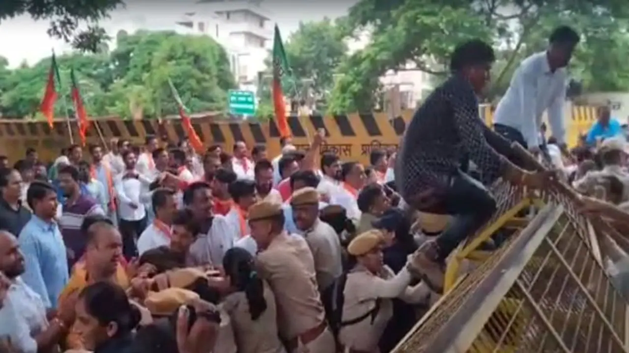 राजस्थान में BJP के दिग्गज नेताओं को उठा ले गई पुलिस, कार्यकर्ताओं ने तोड़ा बैरिकेट, जानें क्या है मामला राजस्थान में BJP के दिग्गज नेताओं को उठा ले गई पुलिस, कार्यकर्ताओं ने तोड़ा बैरिकेट, जानें क्या है मामला