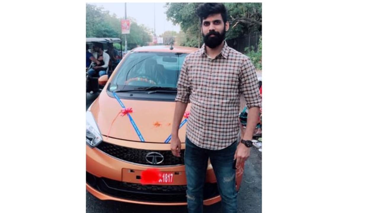 'ലോണ് ഇല്ലാതെ കാര് വാങ്ങി'; പണ്ടത്തെയും ഇപ്പോഴത്തെയും കാമുകിമാര്ക്ക് നന്ദി പറഞ്ഞ് യുവാവ്, പോസ്റ്റ് വൈറല് 'ലോണ് ഇല്ലാതെ കാര് വാങ്ങി'; പണ്ടത്തെയും ഇപ്പോഴത്തെയും കാമുകിമാര്ക്ക് നന്ദി പറഞ്ഞ് യുവാവ്, പോസ്റ്റ് വൈറല്