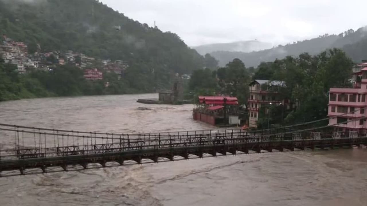 উত্তরাখণ্ডে মেঘভাঙা বৃষ্টিতে বানভাসি শিবমন্দির, হিমাচল বিপর্যস্ত প্রবল বৃষ্টি আর ভূমিধসে উত্তরাখণ্ডে মেঘভাঙা বৃষ্টিতে বানভাসি শিবমন্দির, হিমাচল বিপর্যস্ত প্রবল বৃষ্টি আর ভূমিধসে