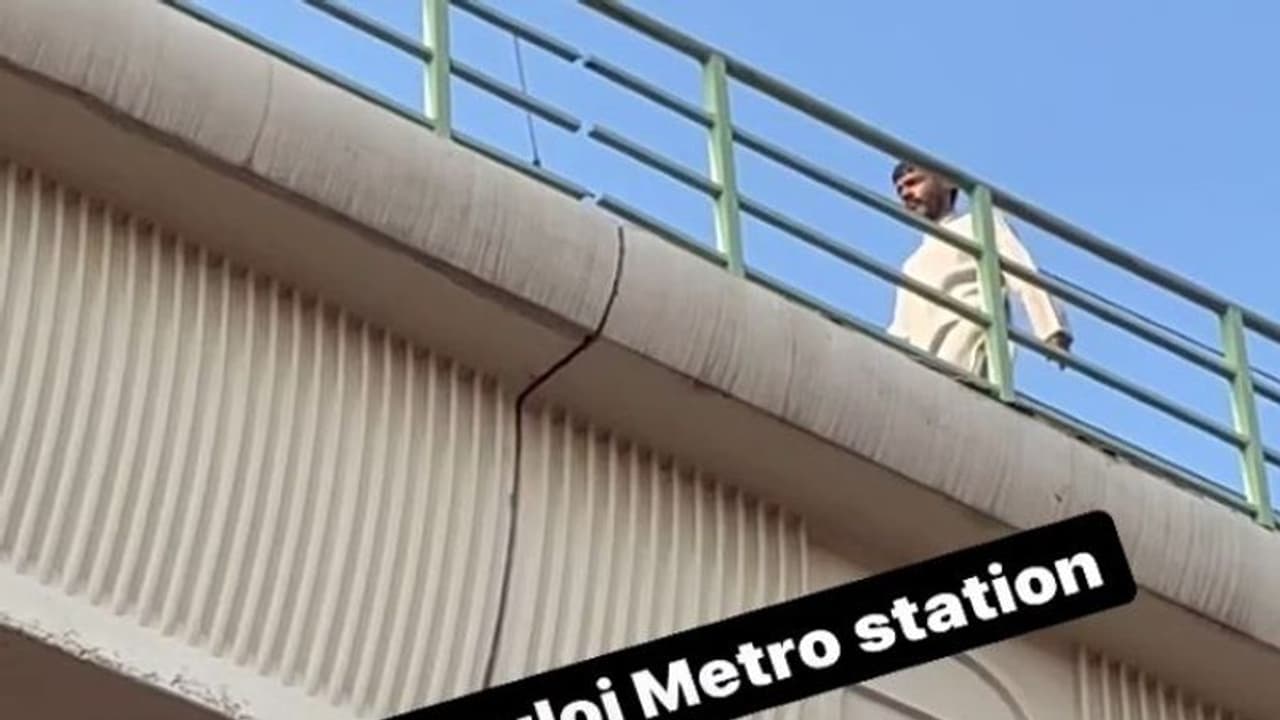 मेट्रो स्टेशन के ट्रैक पर चलता दिखा शख्स.. थोड़ी देर बाद हुआ ओझल, लोगों ने समझा 'भूत' मेट्रो स्टेशन के ट्रैक पर चलता दिखा शख्स.. थोड़ी देर बाद हुआ ओझल, लोगों ने समझा 'भूत'