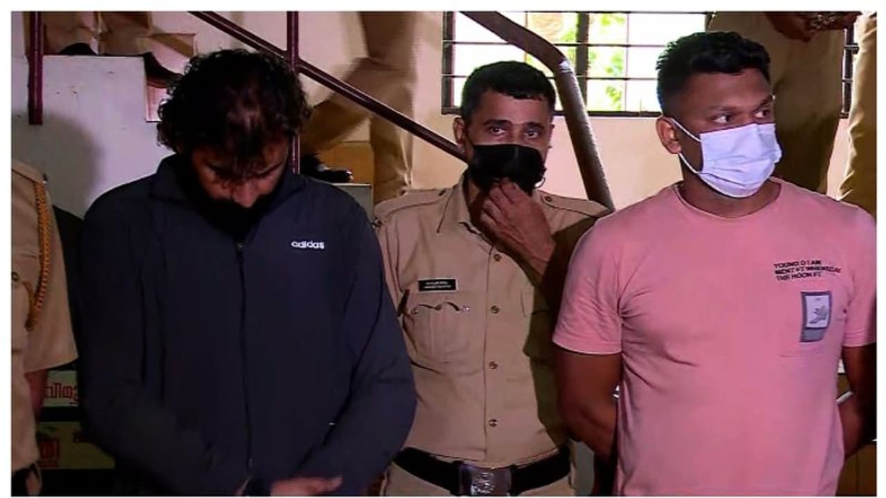 ഇടുക്കിയില് എംഡിഎംഎയുമായി പൊലീസുകാരൻ പിടിയിൽ; മയക്കുമരുന്ന് വാങ്ങാനെത്തിയ ആളും പിടിയിലായി ഇടുക്കിയില് എംഡിഎംഎയുമായി പൊലീസുകാരൻ പിടിയിൽ; മയക്കുമരുന്ന് വാങ്ങാനെത്തിയ ആളും പിടിയിലായി