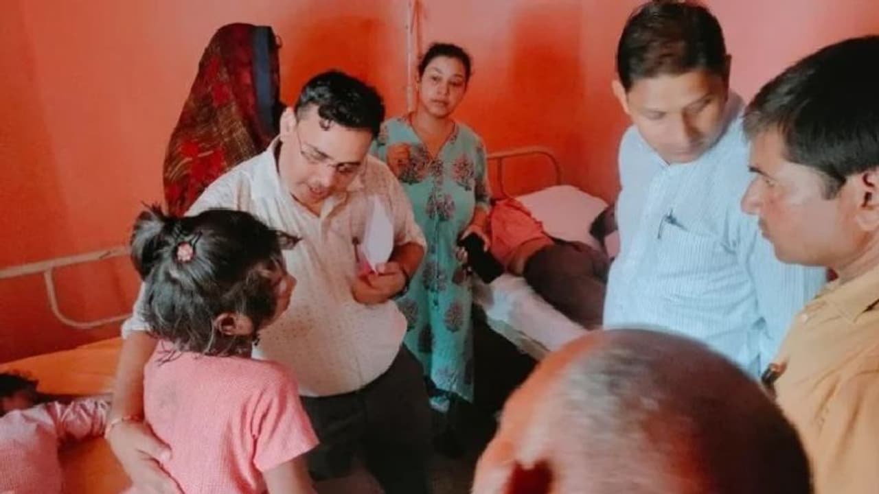 चित्रकूट: स्कूल में पेड़ गिरने से दब गए एक दर्जन बच्चे, सीएम योगी ने मामले पर लिया संज्ञान