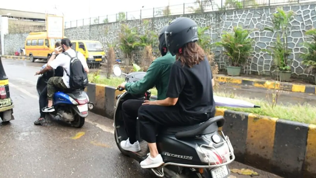 ഗാരേജിലുണ്ട് കോടികളുടെ പലപല വണ്ടികള്, പക്ഷേ സ്കൂട്ടറല്ലോ സുഖപ്രദമെന്ന് ഈ താരദമ്പതികള്! ഗാരേജിലുണ്ട് കോടികളുടെ പലപല വണ്ടികള്, പക്ഷേ സ്കൂട്ടറല്ലോ സുഖപ്രദമെന്ന് ഈ താരദമ്പതികള്!