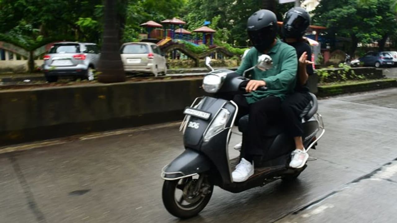 ജാഡ ഒട്ടുമില്ല! മുംബൈ നഗരത്തിലൂടെ സ്കൂട്ടറില് ചുറ്റിയടിച്ച് വിരാട് കോലിയും ഭാര്യ അനുഷ്കയും വീഡിയോ വൈറല് ജാഡ ഒട്ടുമില്ല! മുംബൈ നഗരത്തിലൂടെ സ്കൂട്ടറില് ചുറ്റിയടിച്ച് വിരാട് കോലിയും ഭാര്യ അനുഷ്കയും വീഡിയോ വൈറല്