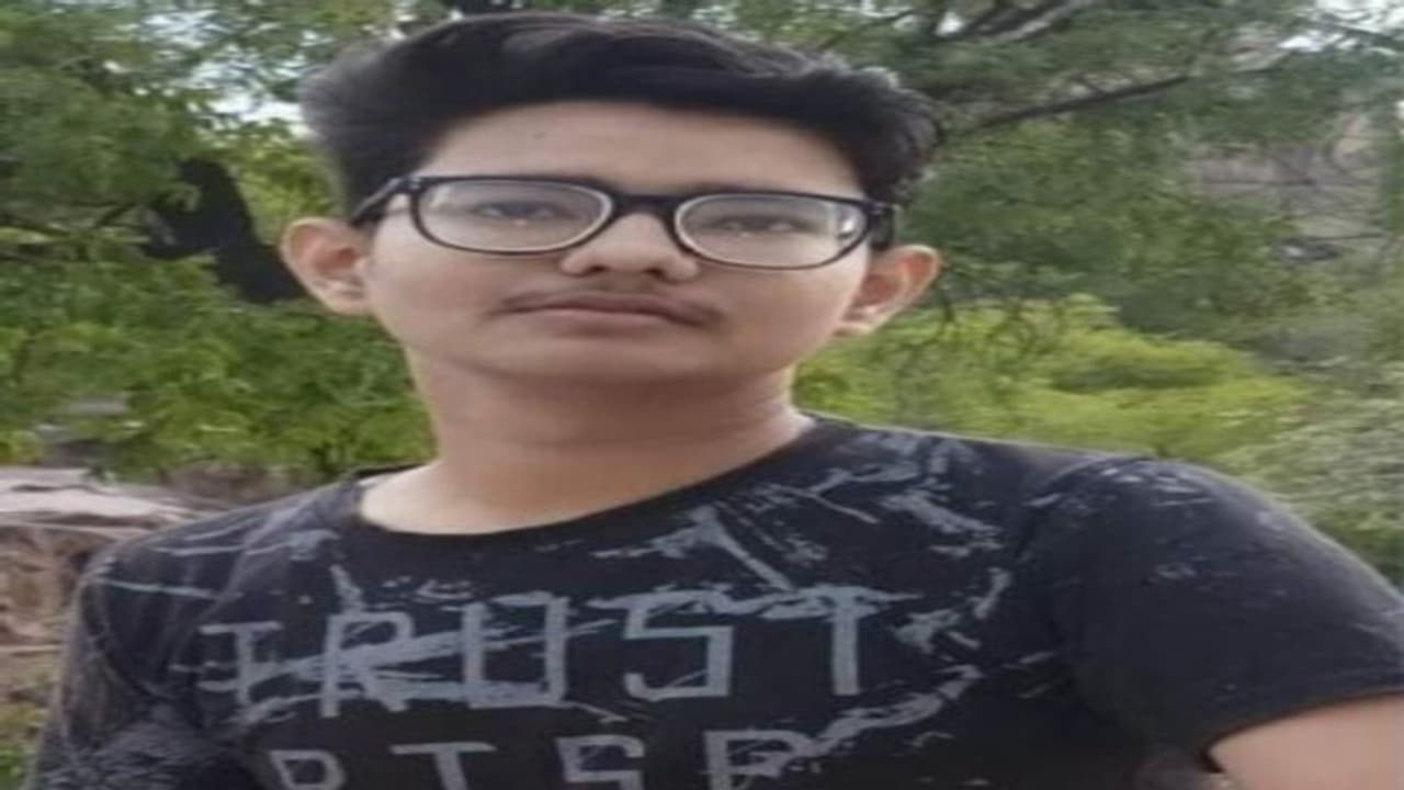 महोबा: पिता की डांट से नाराज युवक ने उठाया खौफनाक कदम, लाइसेंसी पिस्टल से खुद को मारी गोली महोबा: पिता की डांट से नाराज युवक ने उठाया खौफनाक कदम, लाइसेंसी पिस्टल से खुद को मारी गोली