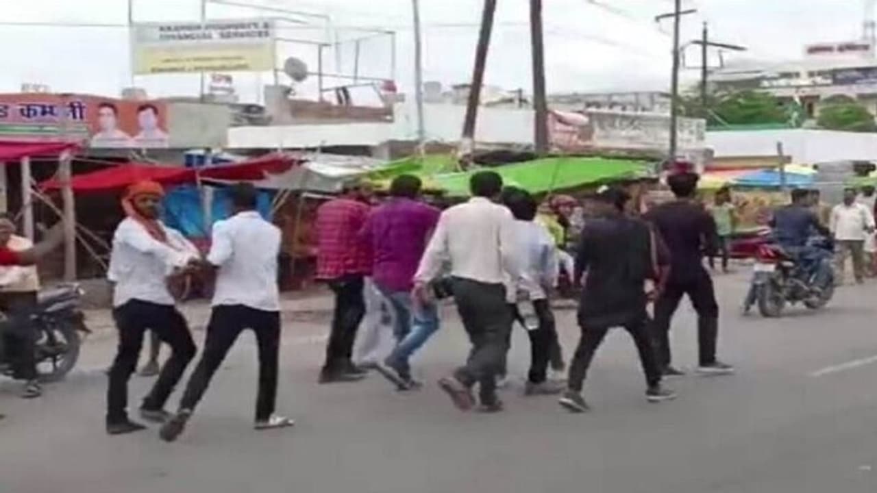 कानपुर: चोर को थाने के सामने से पीटते हुए निकाला जुलूस, गहरी नींद में सोती रही पुलिस, वीडियो वायरल