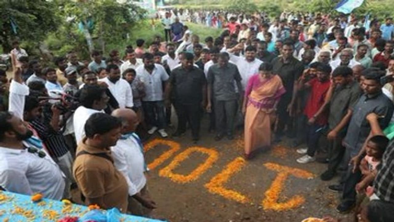 షర్మిల ప్రజా ప్రస్థానం @ 1,700 కిలోమీటర్లు.. కార్యకర్తల వేడుకలు షర్మిల ప్రజా ప్రస్థానం @ 1,700 కిలోమీటర్లు.. కార్యకర్తల వేడుకలు