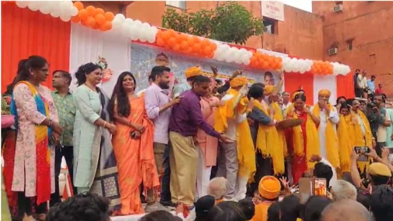 जयपुर में डर्टी पॉलिटिक्स, कान्हा की शोभायात्रा में लग गए मुख्यमंत्री जिंदाबाद के नारे, जाने क्या है मामला जयपुर में डर्टी पॉलिटिक्स, कान्हा की शोभायात्रा में लग गए मुख्यमंत्री जिंदाबाद के नारे, जाने क्या है मामला