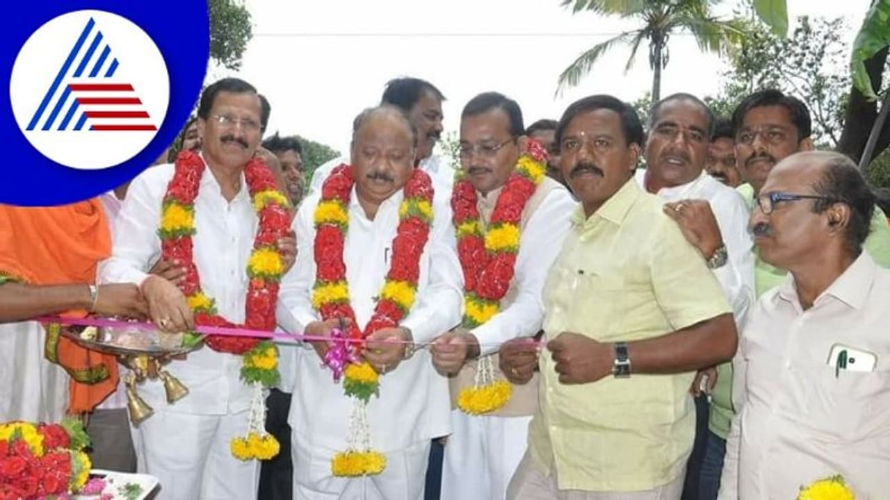 Tumakuru; ಸಾವರ್ಕರ್ ವಿಚಾರದಲ್ಲಿ ಕಾಂಗ್ರೆಸ್ ಇಬ್ಬಗೆ ನೀತಿ ಬಯಲು Tumakuru; ಸಾವರ್ಕರ್ ವಿಚಾರದಲ್ಲಿ ಕಾಂಗ್ರೆಸ್ ಇಬ್ಬಗೆ ನೀತಿ ಬಯಲು