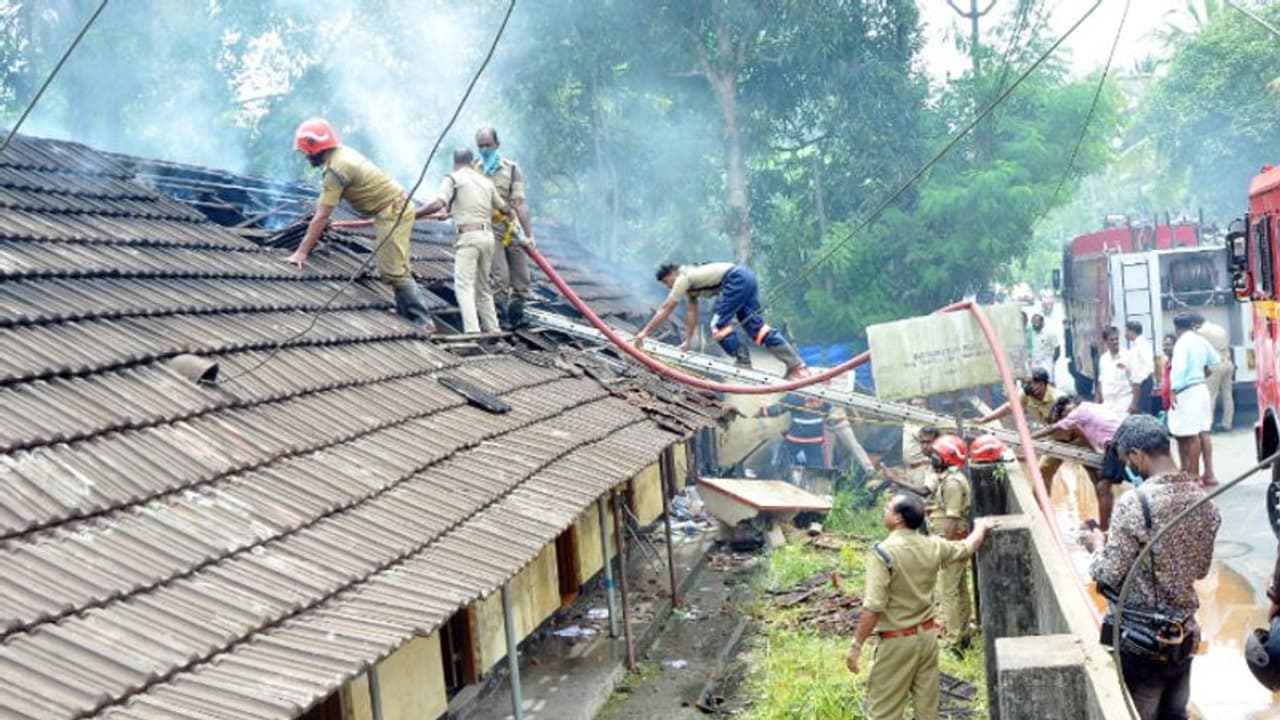 ചേര്‍ത്തലയില്‍ ലോഡ്ജിന് തീപിടിച്ചു, കൊറിയര്‍ സര്‍വ്വീസ് സ്ഥാപനമടക്കം കത്തി നശിച്ചു; ലക്ഷങ്ങളുടെ നഷ്ടം