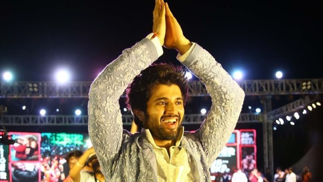 ఇక్కడి నుండి ఇండియాకు సందేశం ఇస్తా... లైగర్ ప్రీ రిలీజ్ ఈవెంట్ లో రౌడీ హీరో! ఇక్కడి నుండి ఇండియాకు సందేశం ఇస్తా... లైగర్ ప్రీ రిలీజ్ ఈవెంట్ లో రౌడీ హీరో!