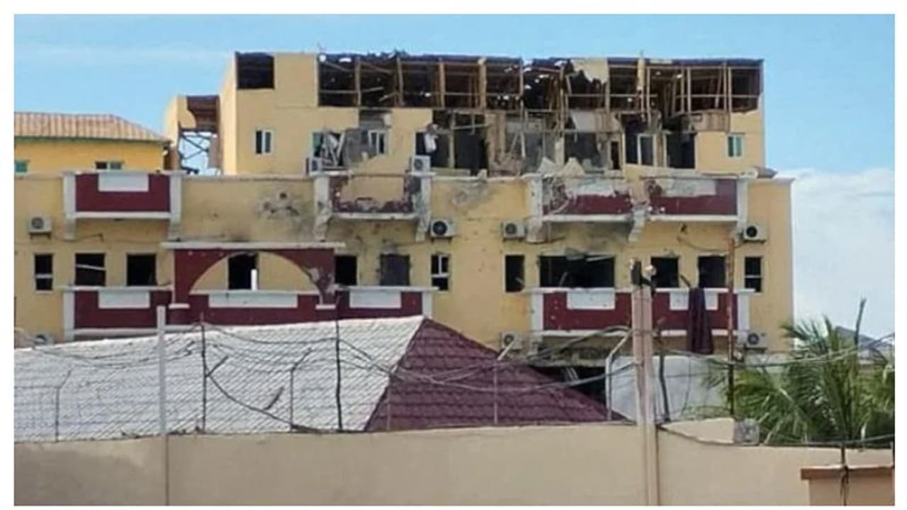 30 മണിക്കൂര് നീണ്ട വെടിവെപ്പ്; സോമാലിയില് തീവ്രവാദികൾ കയ്യടക്കിയിരുന്ന ഹോട്ടൽ തിരിച്ച് പിടിച്ച് സുരക്ഷാ സേന 30 മണിക്കൂര് നീണ്ട വെടിവെപ്പ്; സോമാലിയില് തീവ്രവാദികൾ കയ്യടക്കിയിരുന്ന ഹോട്ടൽ തിരിച്ച് പിടിച്ച് സുരക്ഷാ സേന