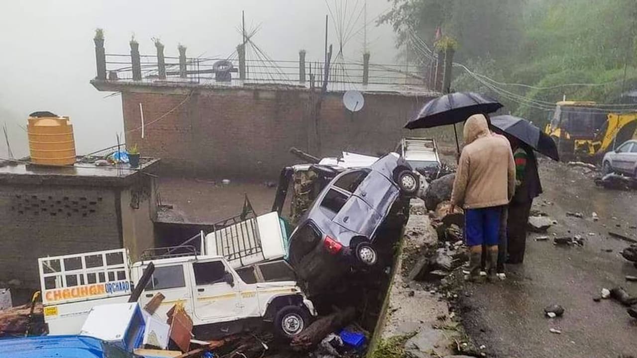 హిమాచల్ ప్రదేశ్ లో ఆకస్మిక వరదలు.. 19 మంది మృతి.. పలువురు గల్లంతు హిమాచల్ ప్రదేశ్ లో ఆకస్మిక వరదలు.. 19 మంది మృతి.. పలువురు గల్లంతు