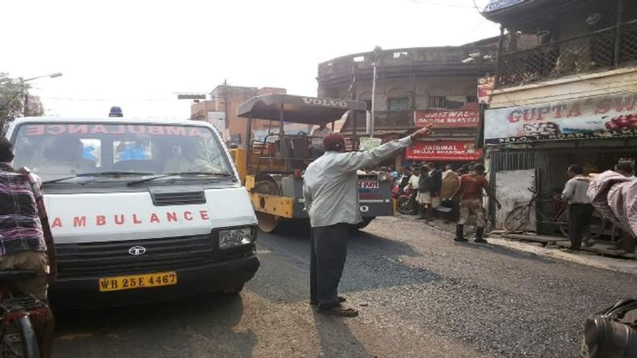 চুঁচুড়ায় জিটি রোডের পাশে বস্তার ভেতর থেকে উদ্ধার বৃদ্ধা! চুঁচুড়ায় জিটি রোডের পাশে বস্তার ভেতর থেকে উদ্ধার বৃদ্ধা!