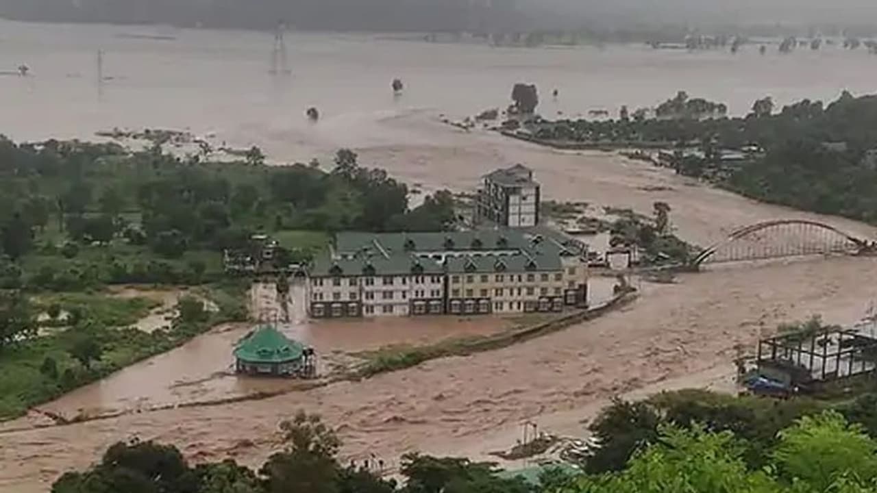 ಹಿಮಾಚಲ, ಉತ್ತರಾಖಂಡದಲ್ಲಿ ವರುಣಾರ್ಭಟಕ್ಕೆ ಬಲಿಯಾದವರೆಷ್ಟು? ಹಿಮಾಚಲ, ಉತ್ತರಾಖಂಡದಲ್ಲಿ ವರುಣಾರ್ಭಟಕ್ಕೆ ಬಲಿಯಾದವರೆಷ್ಟು?