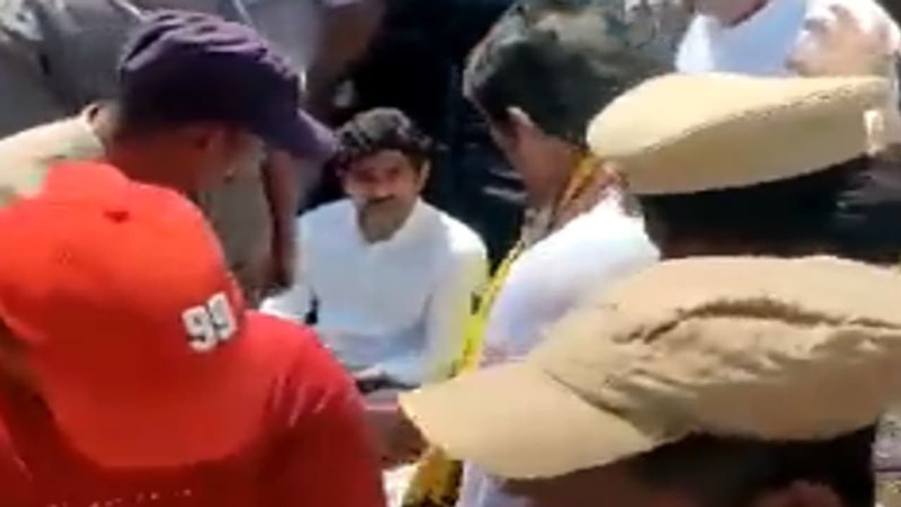 శ్రీకాకుళం జిల్లాలో నారా లోకేష్ను అదుపులోకి తీసుకున్న పోలీసులు.. పలాసలో హైటెన్షన్.. శ్రీకాకుళం జిల్లాలో నారా లోకేష్ను అదుపులోకి తీసుకున్న పోలీసులు.. పలాసలో హైటెన్షన్..