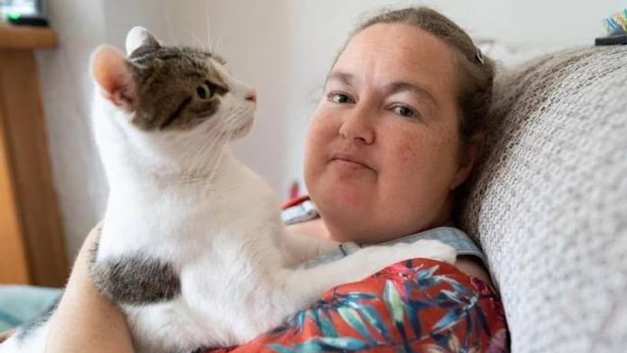 ഹൃദയാഘാതമുണ്ടായി, ഉടമയെ രക്ഷിച്ചത് പൂച്ച! ഹൃദയാഘാതമുണ്ടായി, ഉടമയെ രക്ഷിച്ചത് പൂച്ച!