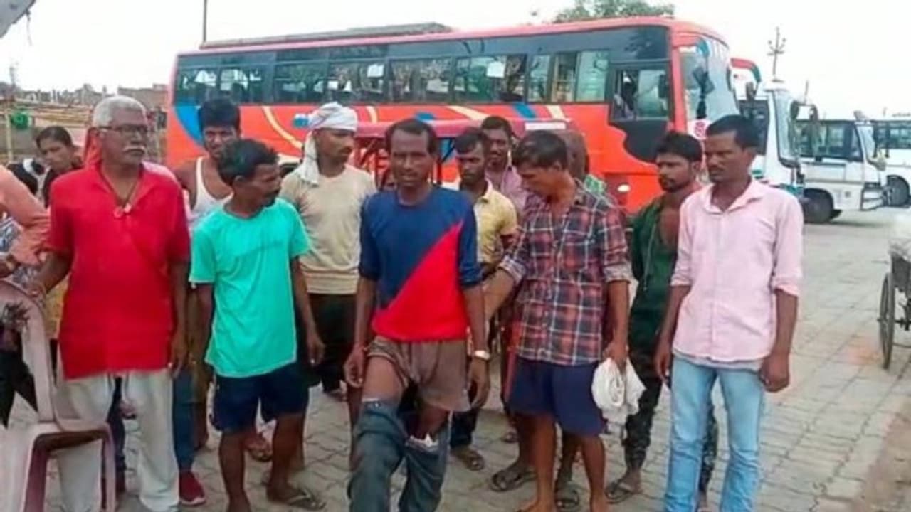 अयोध्या में डिप्टी सीएम का काफिला रोक कर व्यापारियों ने बताई पुलिस के बर्बरता की कहानी ,जांच शुरू अयोध्या में डिप्टी सीएम का काफिला रोक कर व्यापारियों ने बताई पुलिस के बर्बरता की कहानी ,जांच शुरू