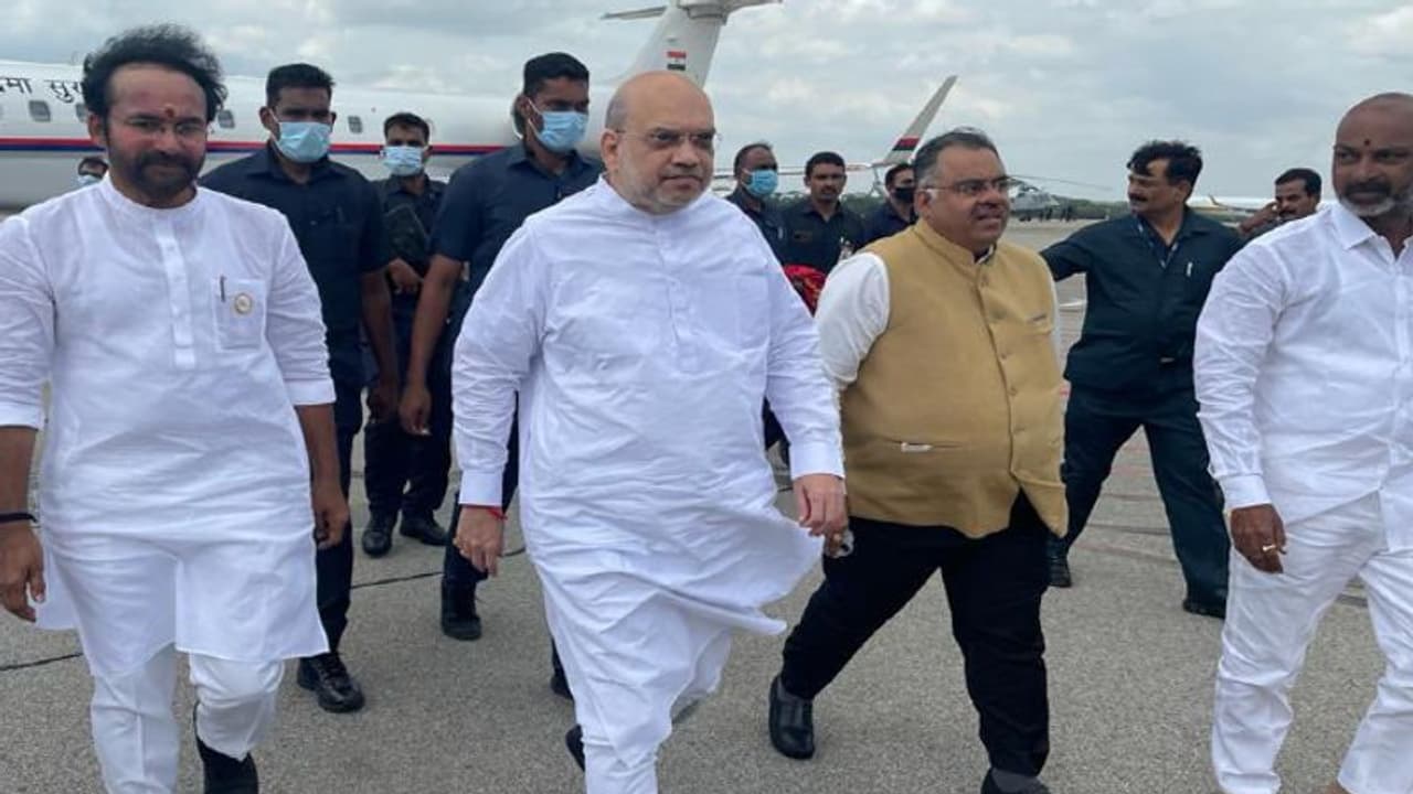 బేగంపేట ఎయిర్‌పోర్టుకు చేరుకున్న అమిత్ షా.. ఉజ్జయిని మహంకాళి అమ్మవారి ఆలయంలో ప్రత్యేేక పూజలు