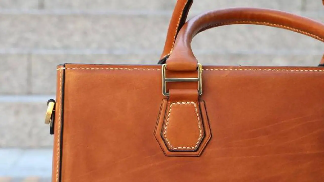 ദേഷ്യം വന്നപ്പോൾ കാമുകിയുടെ ബാഗിൽ മൂത്രം ഒഴിച്ചു, 90,000 രൂപ നഷ്ടപരിഹാരം നൽകാൻ വിധിച്ച് കോടതി ദേഷ്യം വന്നപ്പോൾ കാമുകിയുടെ ബാഗിൽ മൂത്രം ഒഴിച്ചു, 90,000 രൂപ നഷ്ടപരിഹാരം നൽകാൻ വിധിച്ച് കോടതി