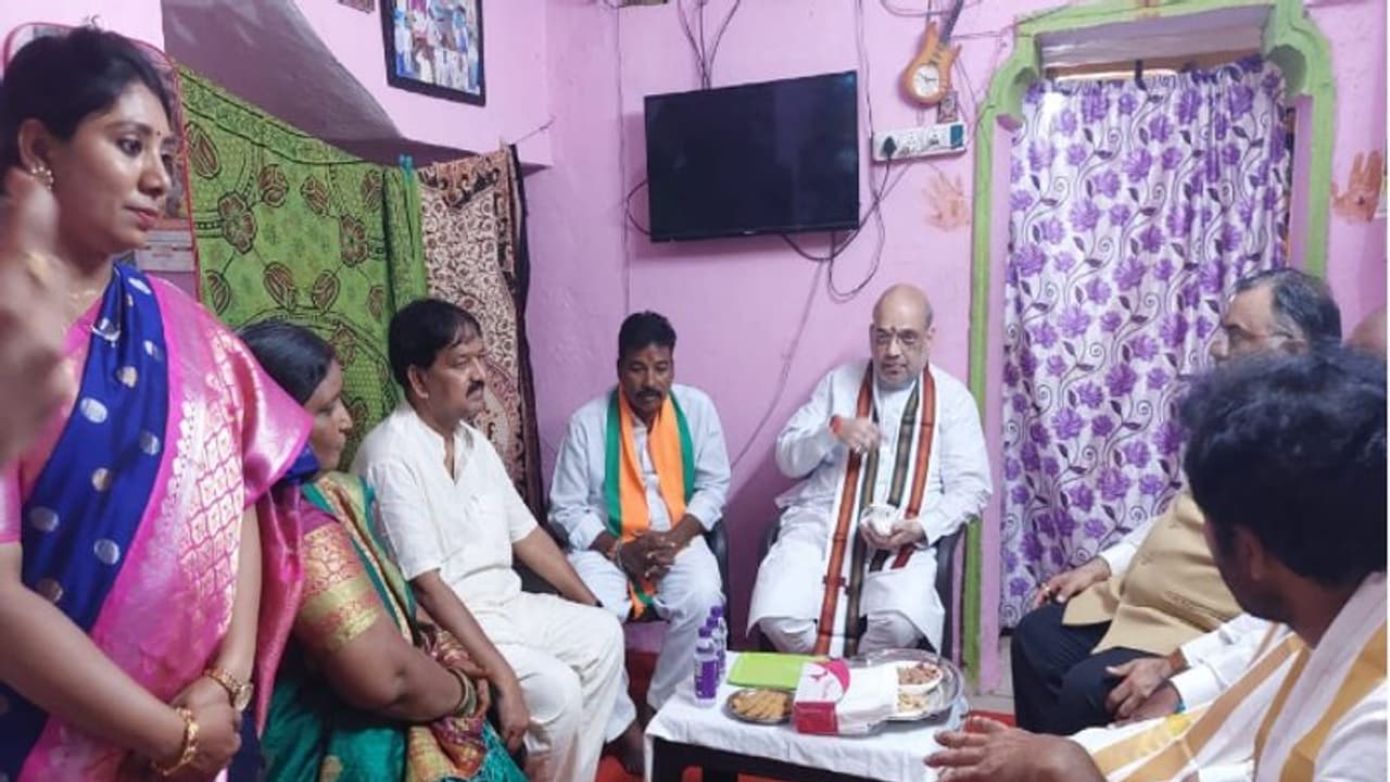 సికింద్రాబాద్లో బీజేపీ దళిత కార్యకర్త ఇంటికి వెళ్లిన అమిత్ షా.. సికింద్రాబాద్లో బీజేపీ దళిత కార్యకర్త ఇంటికి వెళ్లిన అమిత్ షా..