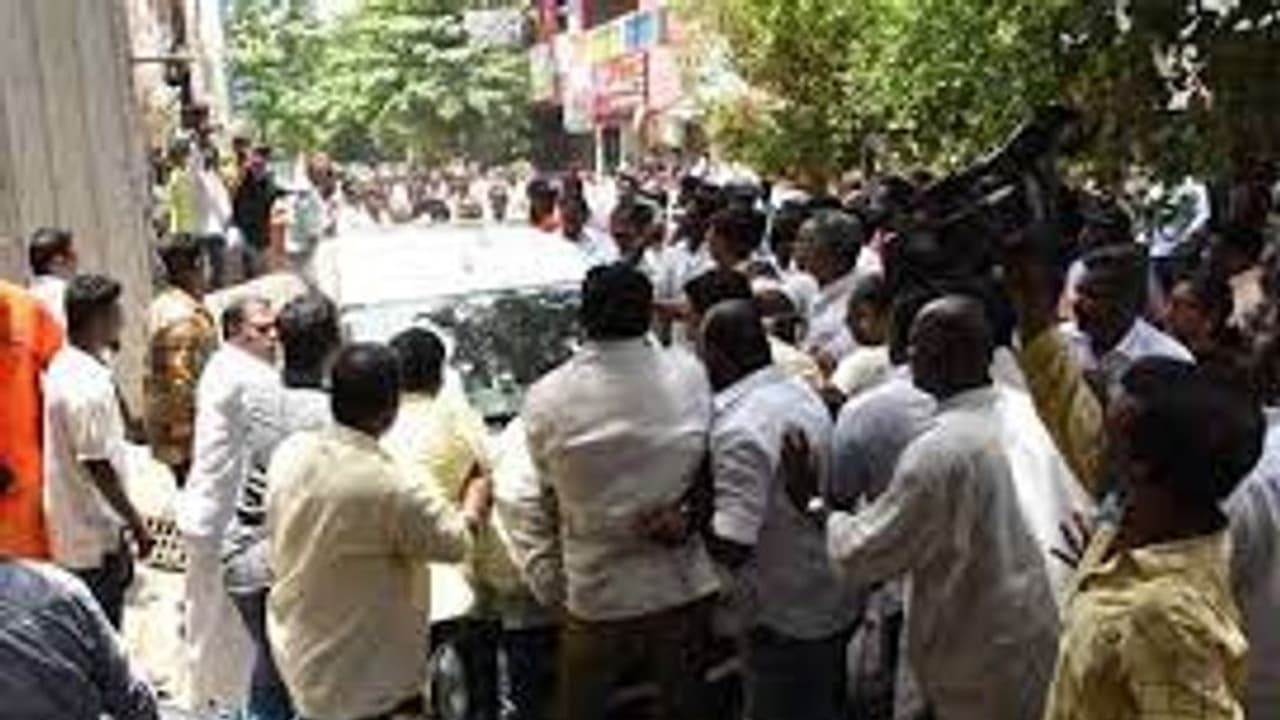 காங்கிரஸ் கூட்டத்தில் பரபரப்பு.. தினேஷ் குண்டுராவ் கார் மீது தாக்குதல்.. பாதியிலேயே கிளம்பிய நாராயணசாமி காங்கிரஸ் கூட்டத்தில் பரபரப்பு.. தினேஷ் குண்டுராவ் கார் மீது தாக்குதல்.. பாதியிலேயே கிளம்பிய நாராயணசாமி