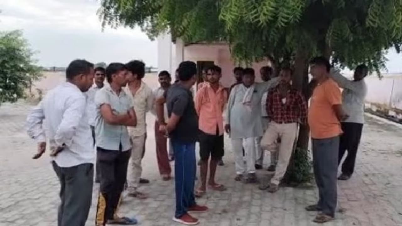 कन्नौज: अज्ञात हमलावरों ने कुल्हाड़ी से काटा चूड़ी विक्रेता का गला, हत्या के खुलासे के लिए एसपी ने लगाई टीमें कन्नौज: अज्ञात हमलावरों ने कुल्हाड़ी से काटा चूड़ी विक्रेता का गला, हत्या के खुलासे के लिए एसपी ने लगाई टीमें