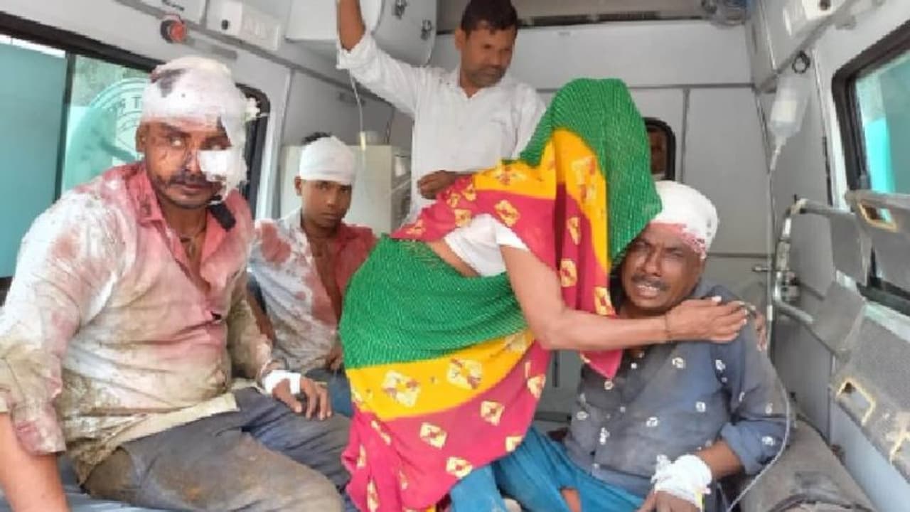 अलीगढ़: पुरानी रंजिश के चलते दो पक्षों में जमकर चले लाठी डंडे, एक दर्जन से अधिक लोग हुए घायल अलीगढ़: पुरानी रंजिश के चलते दो पक्षों में जमकर चले लाठी डंडे, एक दर्जन से अधिक लोग हुए घायल