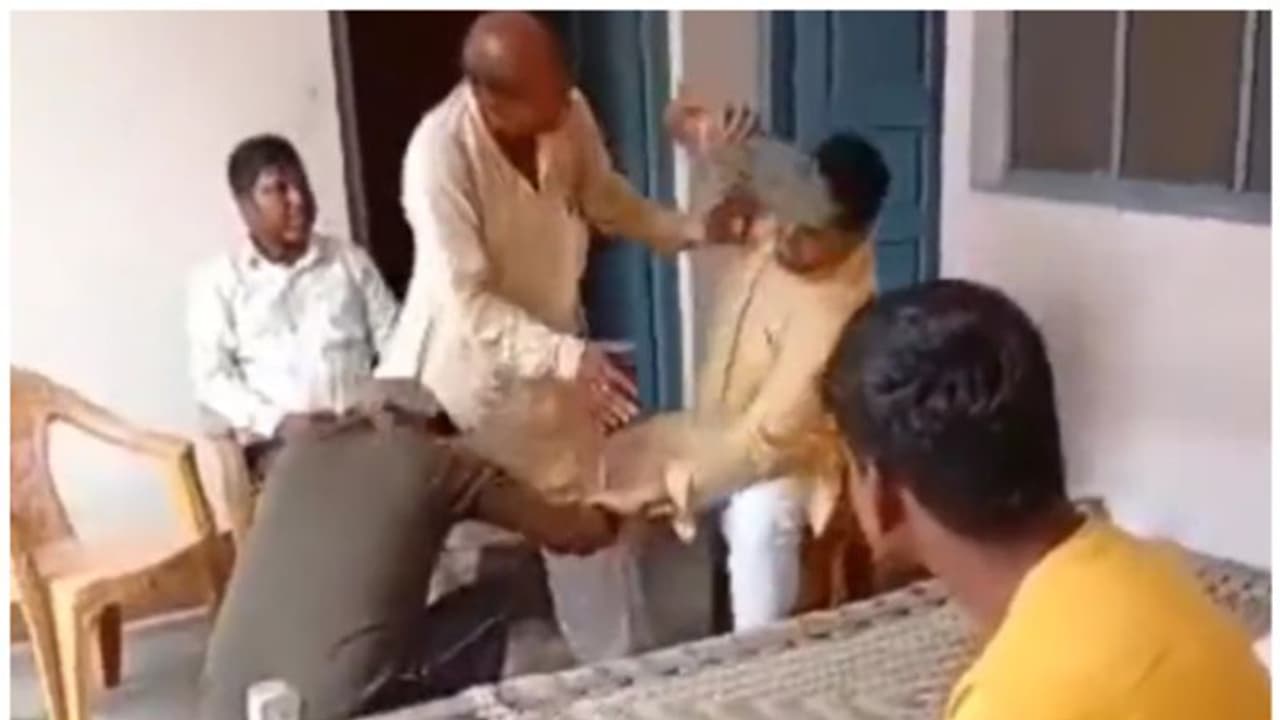 దళితుడిని చెప్పుతో కొట్టిన ఊరిపెద్ద.. వీడియో వైరల్.. ఒకరి అరెస్టు దళితుడిని చెప్పుతో కొట్టిన ఊరిపెద్ద.. వీడియో వైరల్.. ఒకరి అరెస్టు