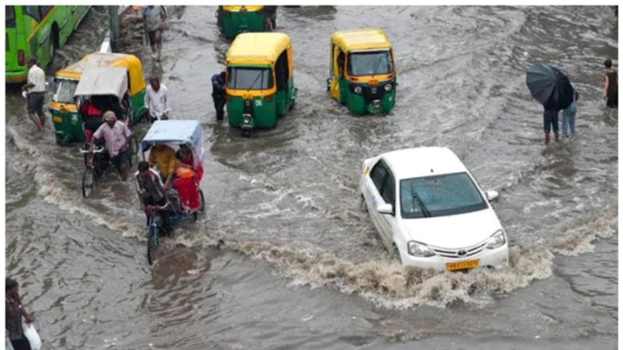 പ്രളയത്തിലും മണ്ണിടിച്ചിലിലും മരണം 39; വടക്കേ ഇന്ത്യയിലും കിഴക്കന്‍ സംസ്ഥാനങ്ങളിലും മഴക്കെടുതി രൂക്ഷം