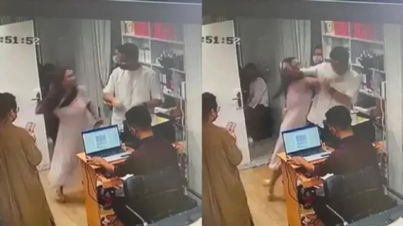 വിഐപി ചികിത്സ നിഷേധിച്ചതിന് ഡോക്ടറെ തല്ലി മുഖ്യമന്ത്രിയുടെ മകള്, മാപ്പ് പറഞ്ഞ് പിതാവ്; മിസോറാമില് പ്രതിഷേധം വിഐപി ചികിത്സ നിഷേധിച്ചതിന് ഡോക്ടറെ തല്ലി മുഖ്യമന്ത്രിയുടെ മകള്, മാപ്പ് പറഞ്ഞ് പിതാവ്; മിസോറാമില് പ്രതിഷേധം