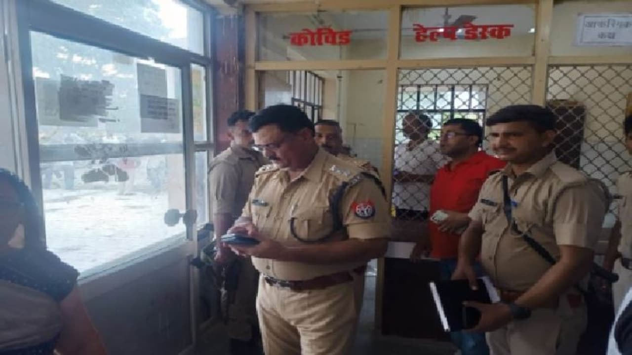 सुल्तानपुर में दिनदहाड़े बदमाशों ने लूटी महिला की चेन, विरोध करने पर युवक का किया ऐसा हाल सुल्तानपुर में दिनदहाड़े बदमाशों ने लूटी महिला की चेन, विरोध करने पर युवक का किया ऐसा हाल