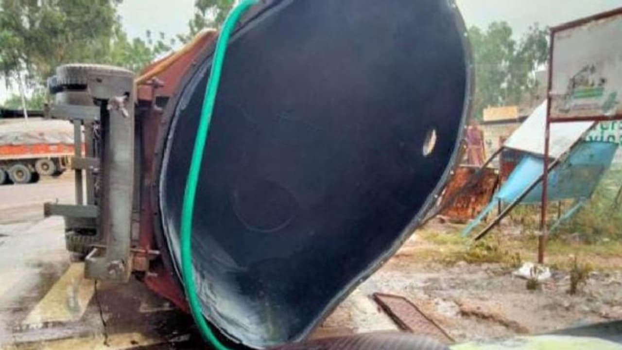 राजस्थान में सड़क पर बह गया 30 हजार लीटर तेजाब, 2 किलोमीटर तक चीखे लोग...आंखें बंद कर भागे! राजस्थान में सड़क पर बह गया 30 हजार लीटर तेजाब, 2 किलोमीटर तक चीखे लोग...आंखें बंद कर भागे!