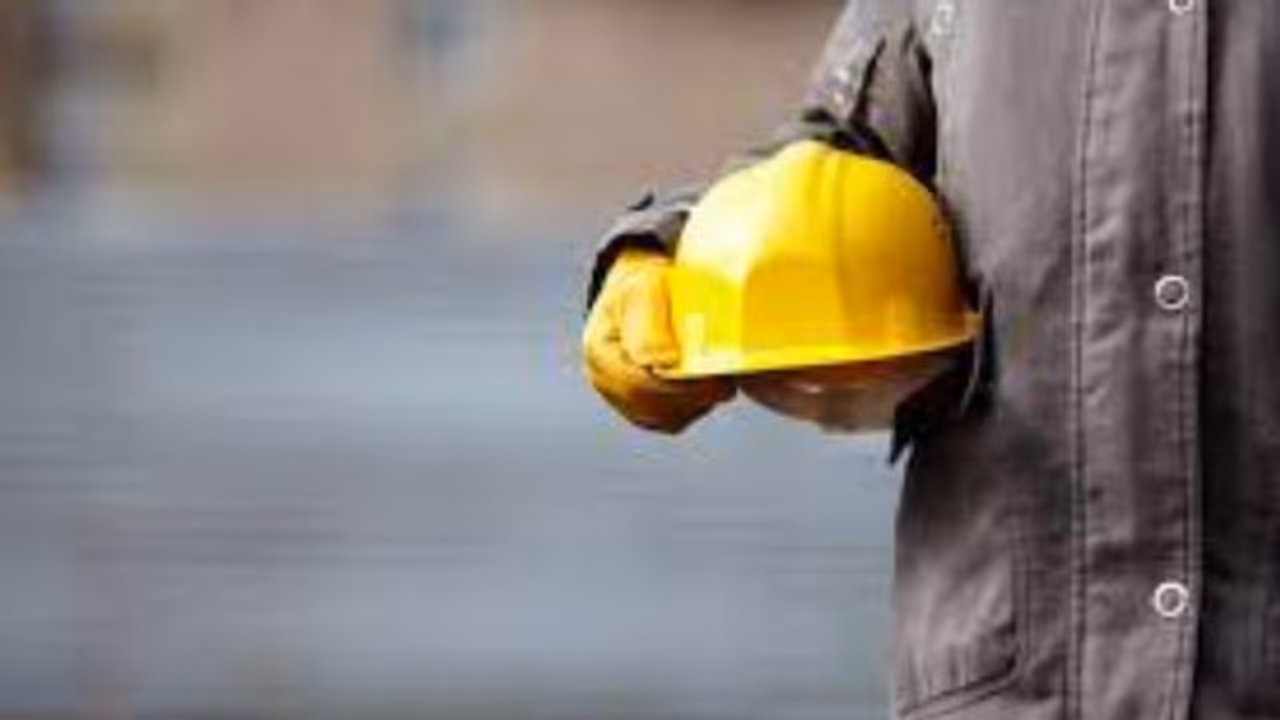 ദിവസം കൂലി 500, കൂലിപ്പണിക്കാരന് 37.5 ലക്ഷം രൂപയുടെ ആദായനികുതി നോട്ടീസ്, പൊലീസ് പരാതി നൽകി ദിവസം കൂലി 500, കൂലിപ്പണിക്കാരന് 37.5 ലക്ഷം രൂപയുടെ ആദായനികുതി നോട്ടീസ്, പൊലീസ് പരാതി നൽകി