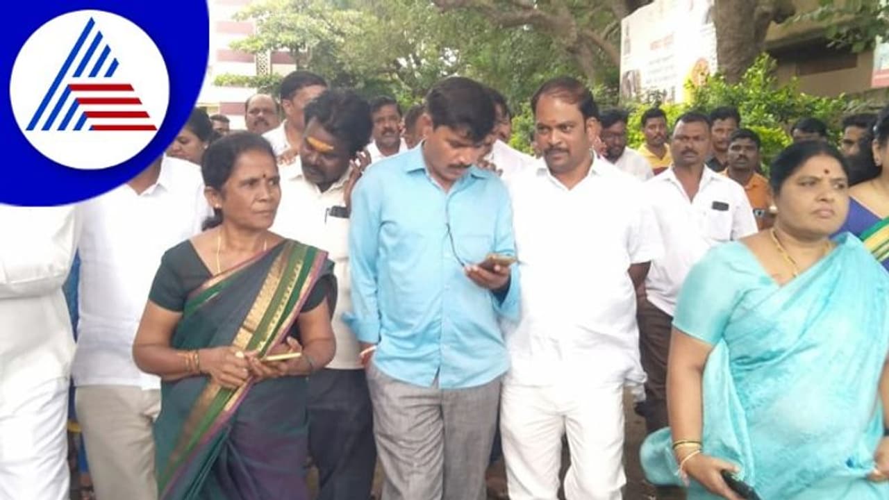 Haveri; ಶಾಸಕ ನೆಹರೂ ಓಲೆಕಾರ್ ಅವರ 40 ಬೆಂಬಲಿಗರು ಪೊಲೀಸರ ವಶಕ್ಕೆ Haveri; ಶಾಸಕ ನೆಹರೂ ಓಲೆಕಾರ್ ಅವರ 40 ಬೆಂಬಲಿಗರು ಪೊಲೀಸರ ವಶಕ್ಕೆ