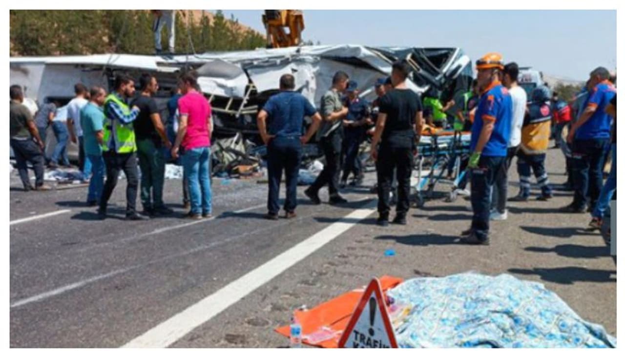 തുര്ക്കിയില് സൗദി ടൂറിസ്റ്റ് സംഘത്തിന്റെ ബസ് മറിഞ്ഞു; നാലു പേര്ക്ക് തുര്ക്കിയില് സൗദി ടൂറിസ്റ്റ് സംഘത്തിന്റെ ബസ് മറിഞ്ഞു; നാലു പേര്ക്ക്