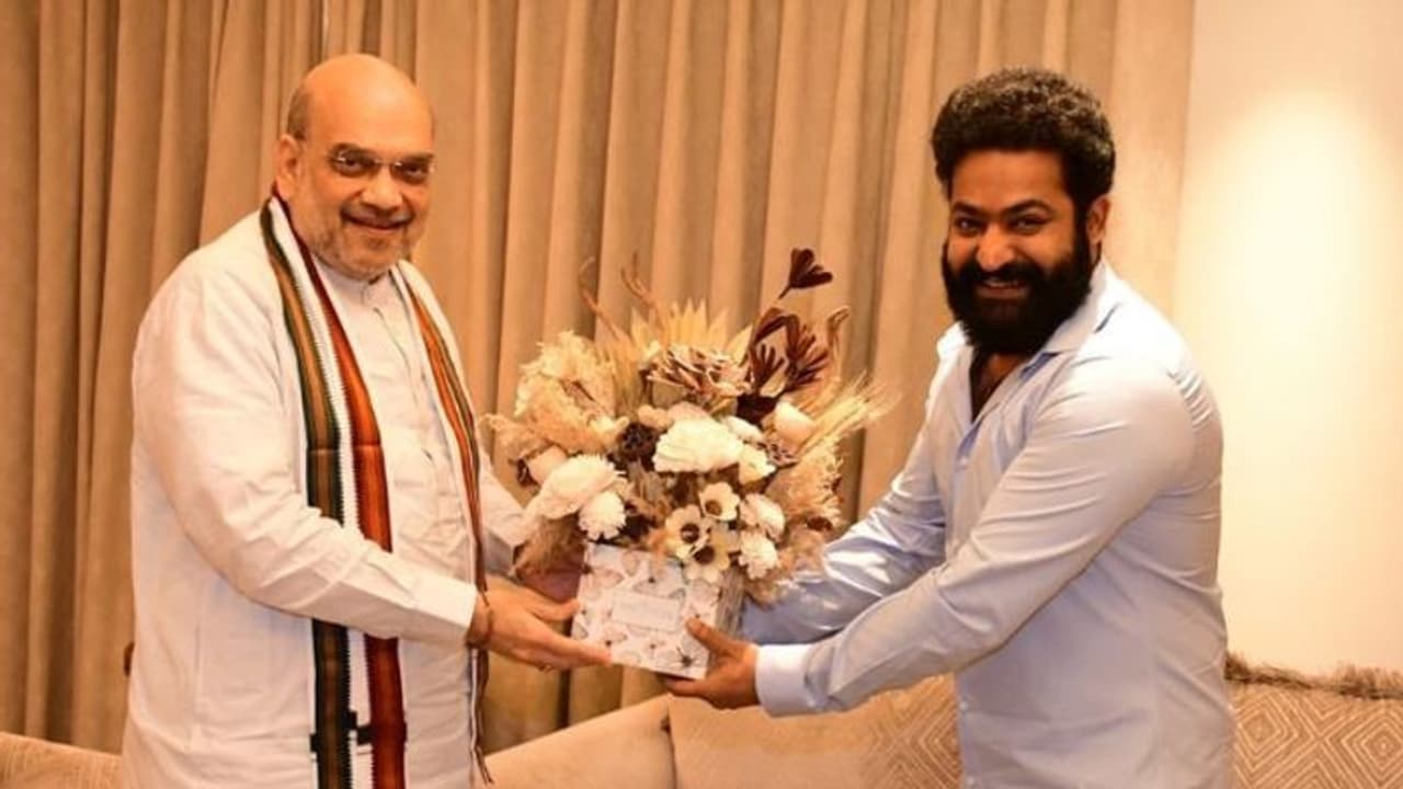 కేంద్ర మంత్రి అమిత్ షాతో జూనియ‌ర్ ఎన్‌టీఆర్‌ భేటీ.. సినీ, రాజకీయ వర్గాల్లో ఉత్కంఠ