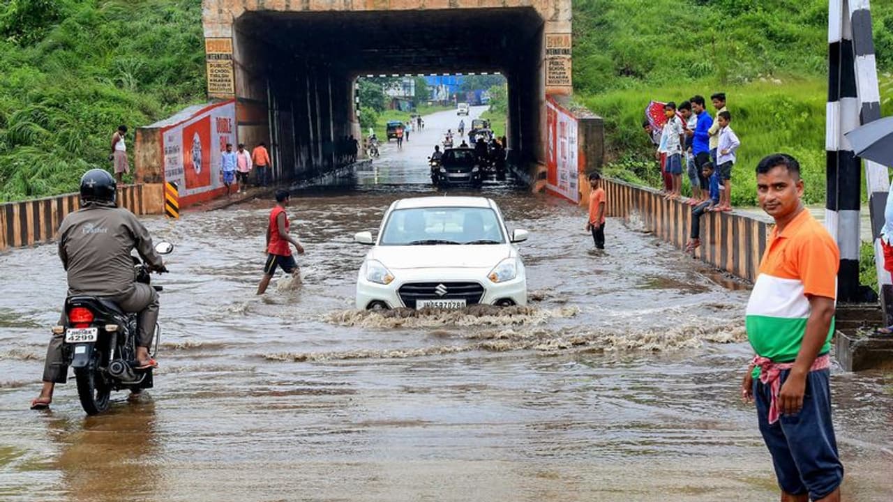 భారీ వర్షాలు.. 18 రాష్ట్రాలకు ఐఎండీ హెచ్చరికలు భారీ వర్షాలు.. 18 రాష్ట్రాలకు ఐఎండీ హెచ్చరికలు