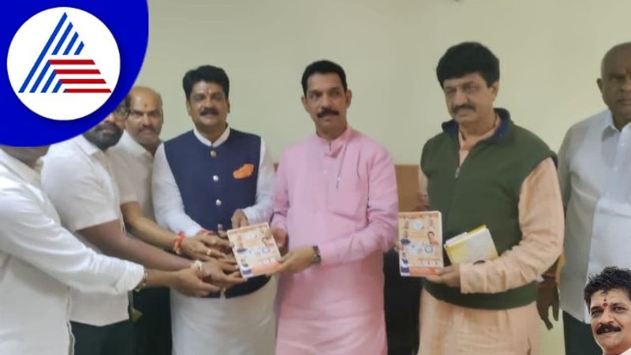 Modi Scheme: ಕೇಂದ್ರ ಸರ್ಕಾರದ ಯೋಜನೆಗಳ ಕುರಿತು ನಾಗಮಾರಪಳ್ಳಿ ಪುಸ್ತಕ ಬಿಡುಗಡೆ Modi Scheme: ಕೇಂದ್ರ ಸರ್ಕಾರದ ಯೋಜನೆಗಳ ಕುರಿತು ನಾಗಮಾರಪಳ್ಳಿ ಪುಸ್ತಕ ಬಿಡುಗಡೆ