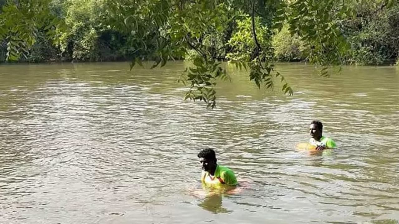 2 மகள்களுடன் தாய் வாய்க்காலில் விழுந்து தற்கொலை.. மூத்த மகள் உயிர் தப்பியது எப்படி? வெளியான பரபரப்பு தகவல்.!