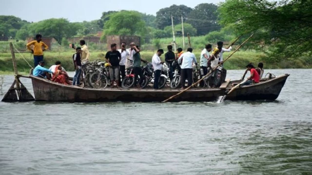 प्रयागराज: अभी भी बरकरार बाढ़ का खतरा, कई इलाकों से जारी है पलायन