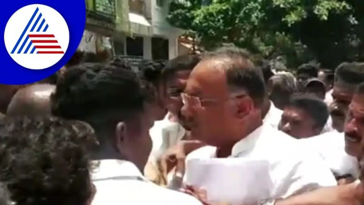 ದಿನೇಶ್ ಗುಂಡೂರಾವ್ ವಾಹನದ ಮೇಲೆ ಕಾಂಗ್ರೆಸ್ ಕಾರ್ಯಕರ್ತರ ದಾಳಿ ದಿನೇಶ್ ಗುಂಡೂರಾವ್ ವಾಹನದ ಮೇಲೆ ಕಾಂಗ್ರೆಸ್ ಕಾರ್ಯಕರ್ತರ ದಾಳಿ