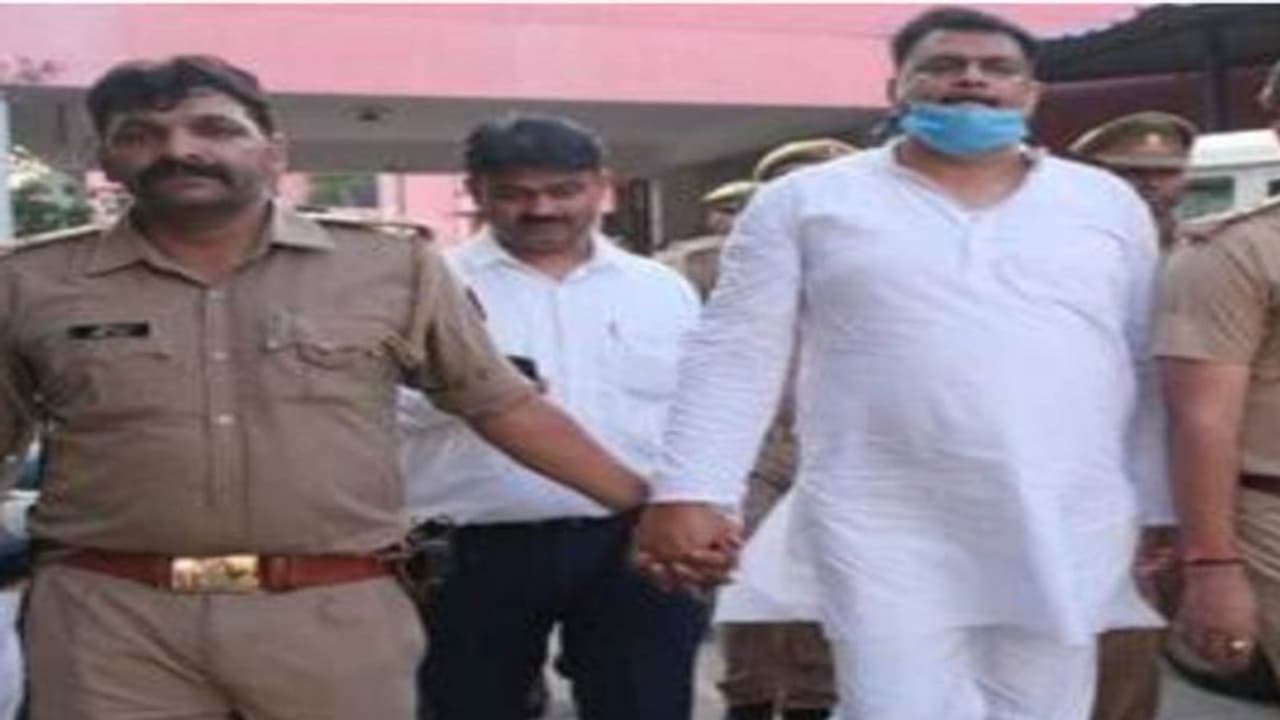 गोरखपुर: माफिया राजन तिवारी ने पुलिसकर्मियों से की हाथापाई, जेल से निकलते ही करुंगा ये काम गोरखपुर: माफिया राजन तिवारी ने पुलिसकर्मियों से की हाथापाई, जेल से निकलते ही करुंगा ये काम