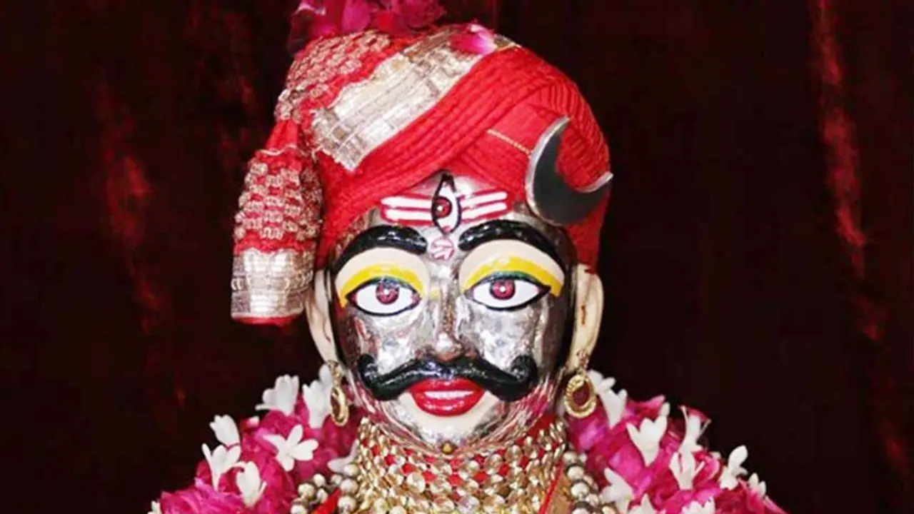 Mahakal Sawari 2022: भारी बारिश में भी कम नहीं हुआ भक्तों का उत्साह, धूम धाम से निकली महाकाल की शाही सवारी Mahakal Sawari 2022: भारी बारिश में भी कम नहीं हुआ भक्तों का उत्साह, धूम धाम से निकली महाकाल की शाही सवारी