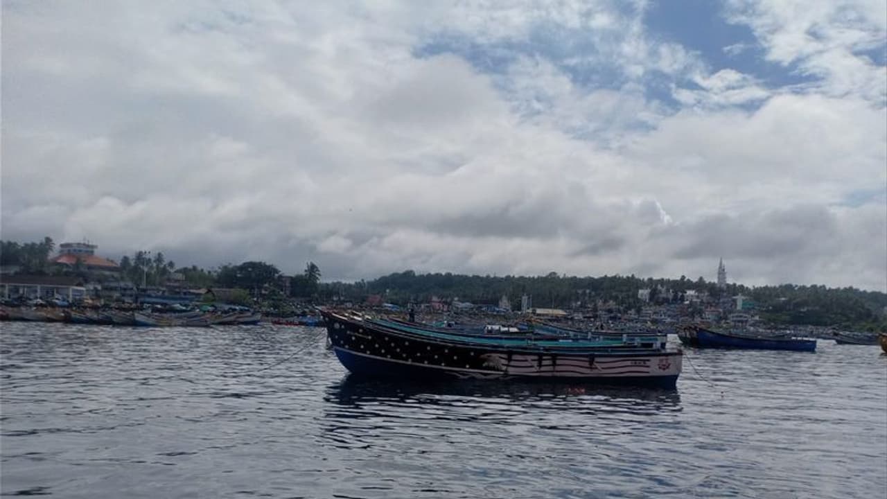 കേരള തീരത്ത് രേഖകളില്ലാതെ മത്സ്യബന്ധനം, തമിഴ്നാട്ടില് നിന്നുള്ള ബോട്ടുകള് പിടികൂടി; മീൻ ലേലം ചെയ്തു കേരള തീരത്ത് രേഖകളില്ലാതെ മത്സ്യബന്ധനം, തമിഴ്നാട്ടില് നിന്നുള്ള ബോട്ടുകള് പിടികൂടി; മീൻ ലേലം ചെയ്തു