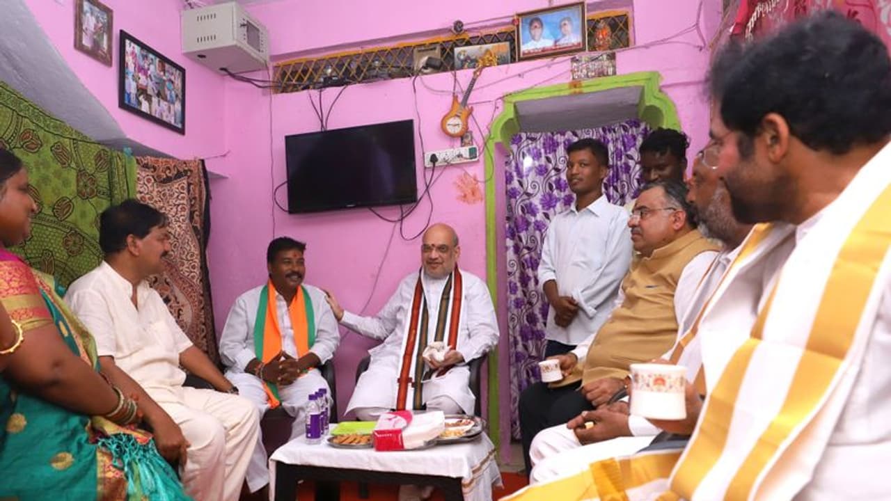 బీజేపీ దళిత కార్యకర్త ఇంటికి వెళ్లిన కేంద్ర మంత్రి అమిత్ షా.. షాక్ అయిన కుటుంబం బీజేపీ దళిత కార్యకర్త ఇంటికి వెళ్లిన కేంద్ర మంత్రి అమిత్ షా.. షాక్ అయిన కుటుంబం