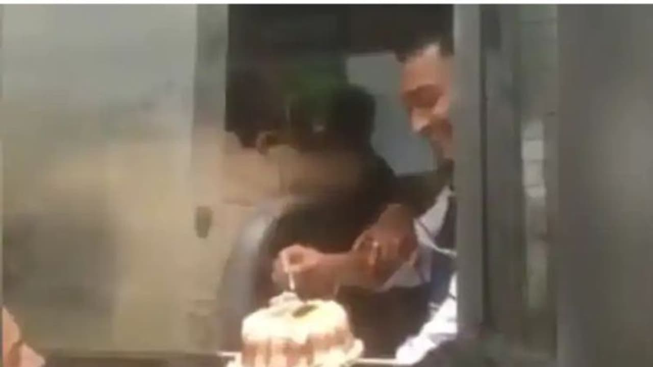 ಪೊಲೀಸ್‌ ವ್ಯಾನ್‌ನಲ್ಲೇ ಕೊಲೆ ಆರೋಪಿ ಕೇಕ್‌ ಕಟ್‌ ಮಾಡಿ ಹುಟ್ಟುಹಬ್ಬ ಆಚರಣೆ