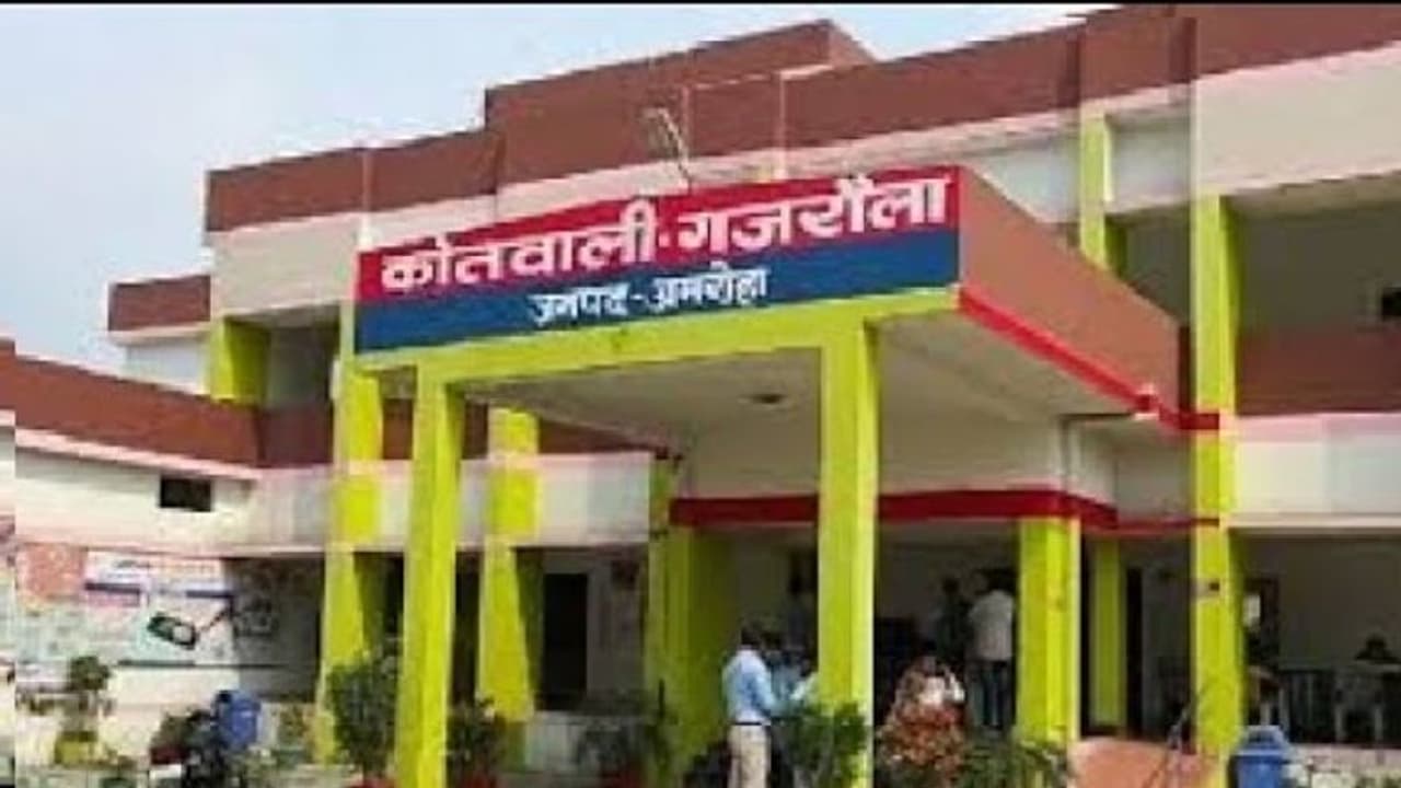 अमरोहा: बुजुर्ग महिला की दुखभरी कहानी सुन इमोशनल हुए थानेदार, बेटों ने कर डाली मां की ऐसी हालत अमरोहा: बुजुर्ग महिला की दुखभरी कहानी सुन इमोशनल हुए थानेदार, बेटों ने कर डाली मां की ऐसी हालत